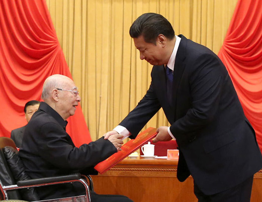 习近平为2014年度国家最高科技奖获得者于敏院士颁奖